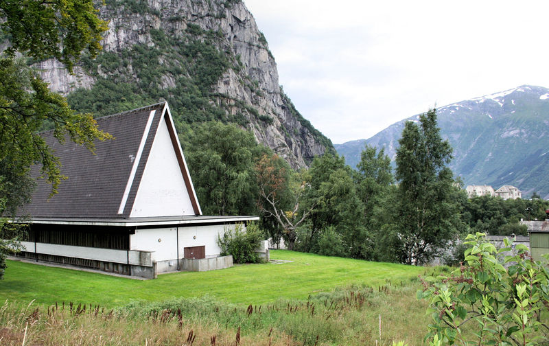 Fil:Tyssedal kyrkje sett mot Tveitahaugen, AMH 2008.jpg