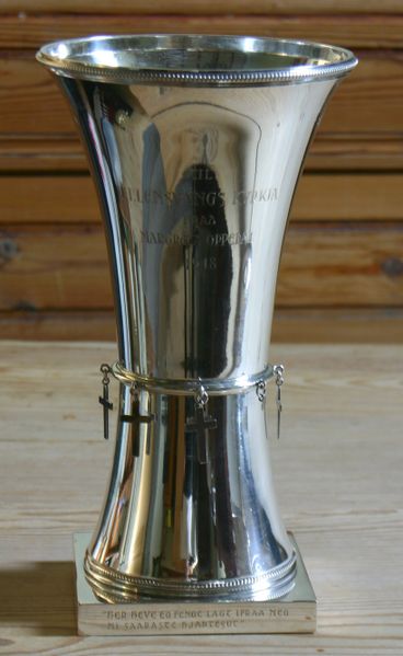 Fil:Ullensvang, blomevase sølv (ein av to) AMH 2005.jpg