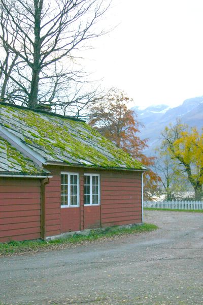 Fil:Ullensvang, borgstova sett mot sørvest AMH 2005.jpg