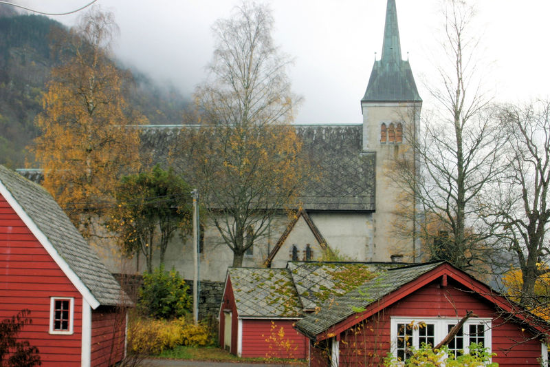 Fil:Ullensvang, eksteriør frå nord AMH 2005.jpg