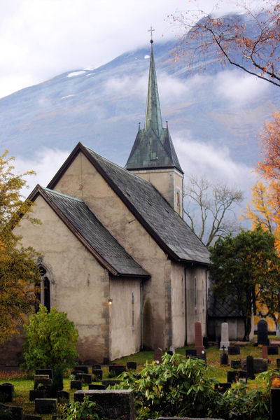 Fil:Ullensvang, eksteriør frå nordaust AMH 2005.jpg