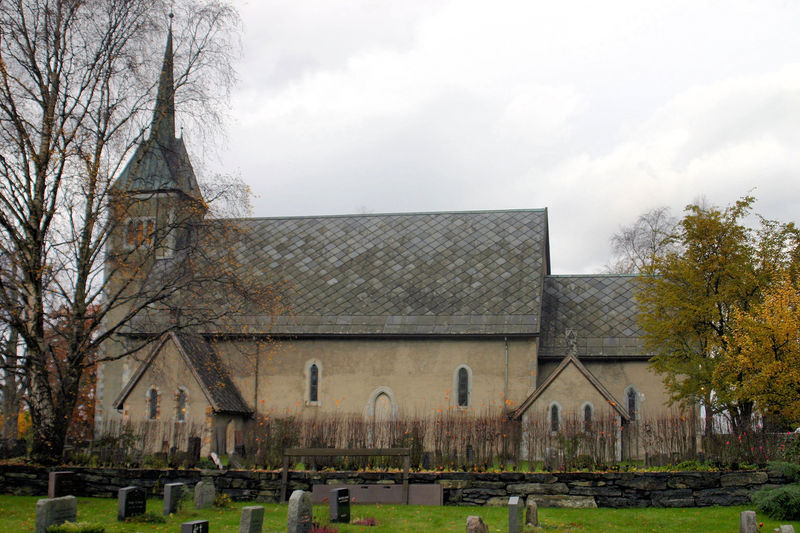 Fil:Ullensvang, eksteriør frå sør AMH 2005.jpg