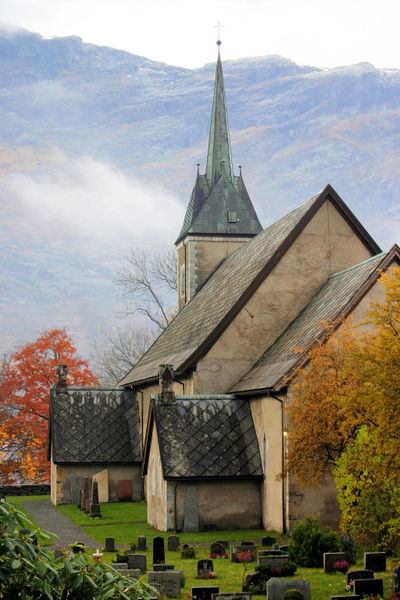 Fil:Ullensvang, eksteriør frå søraust AMH 2005.jpg