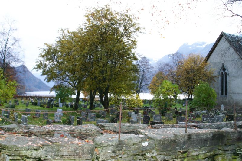 Fil:Ullensvang, kyrkjegarden aust for kyrkja AMH 2005.jpg