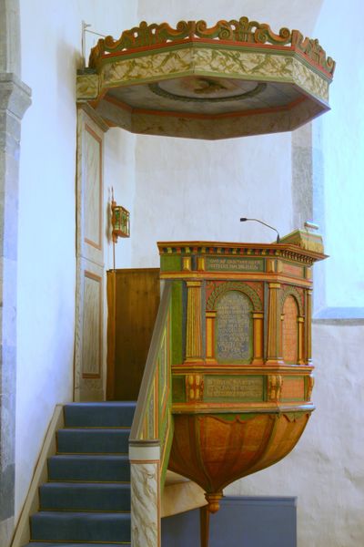 Fil:Ullensvang, preikestol med oppgang og himling AMH 2005.jpg