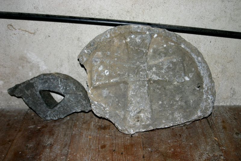 Fil:Ullensvang, restar av gravminne AMH 2005.jpg