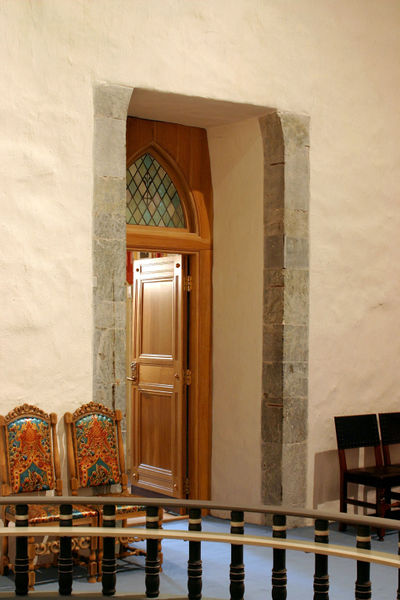 Fil:Ullensvang, sørportal i koret innvendes AMH 2005.jpg