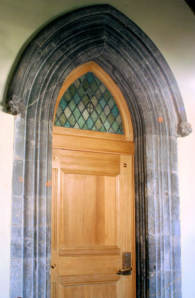 Fil:Ullensvang, sørportal i koret utvendes AMH 2005.jpg