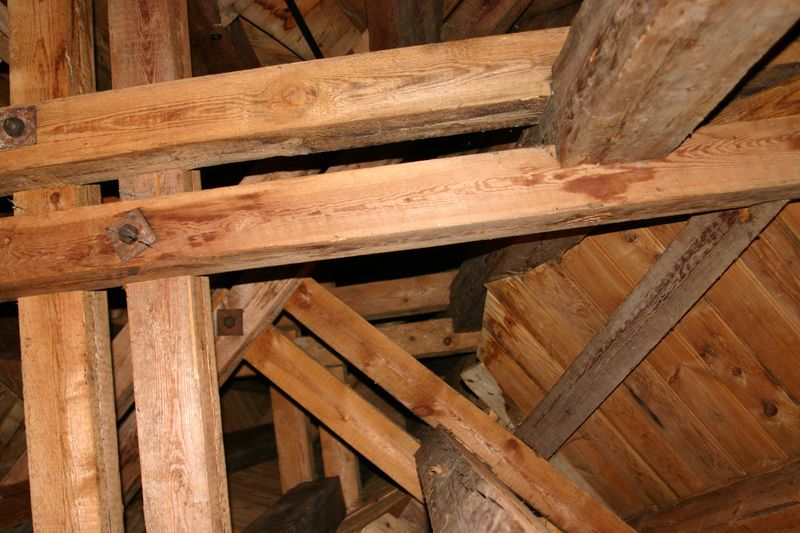 Fil:Ullensvang, tårn hjelmkonstruksjonen 3 AMH 2005.jpg