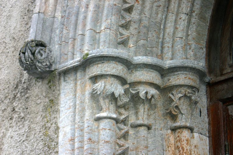 Fil:Ullensvang, vestportalen deltalj AMH 2005.jpg