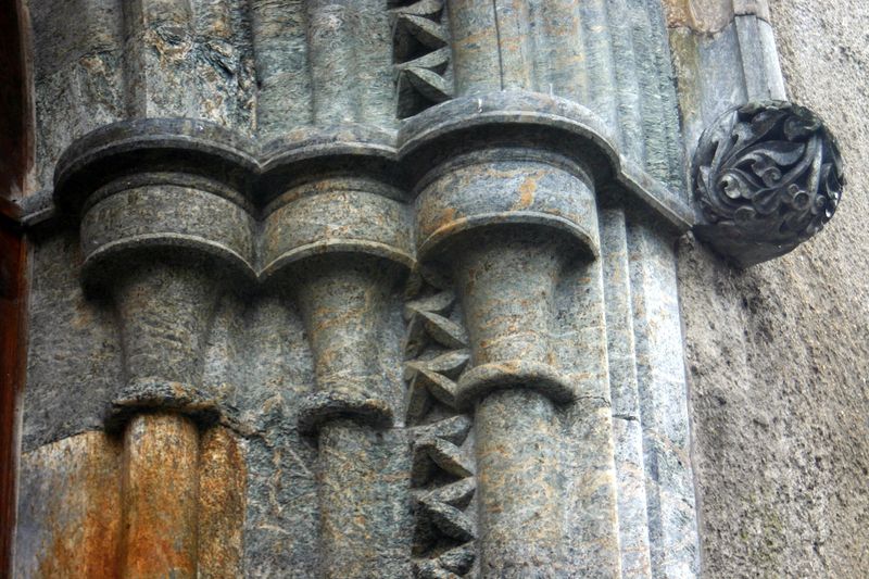 Fil:Ullensvang, vestportalen detalj 2 AMH 2005.jpg