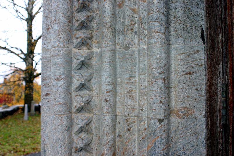 Fil:Ullensvang, vestportalen detalj 3 AMH 2005.jpg