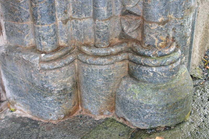 Fil:Ullensvang, vestportalen detalj 5 AMH 2005.jpg