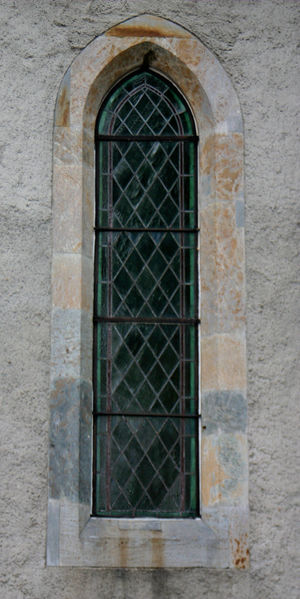 Fil:Ullensvang, vindauge aust i nordmuren AMH 2005.jpg