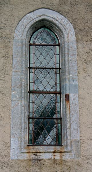 Fil:Ullensvang, vindauge aust i sørmuren AMH 2005.jpg