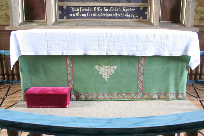 Fil:Ulvik, antependium, grønt, AMH 2006.jpg