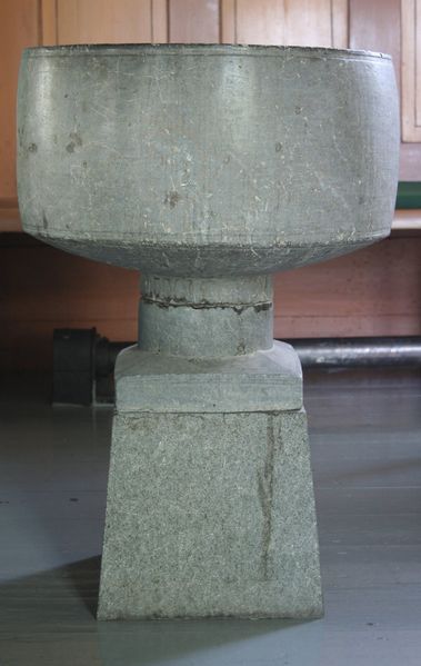 Fil:Ulvik, døypefont, AMH 2006.jpg