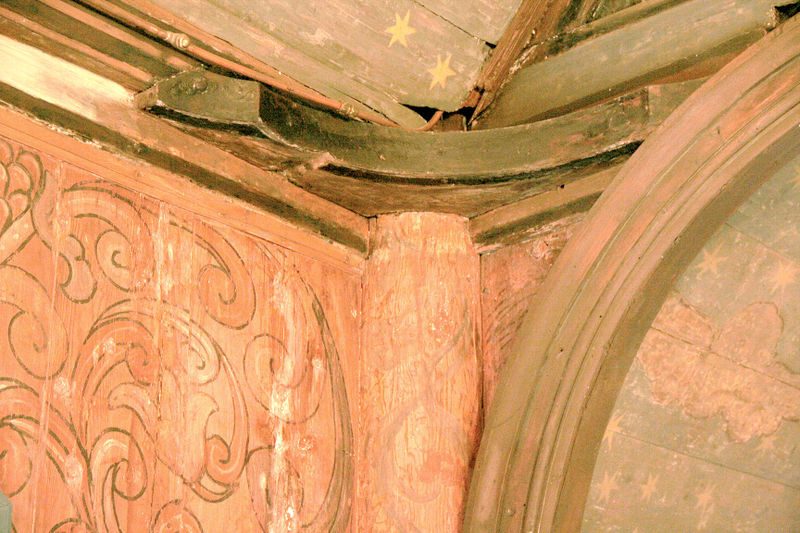 Fil:Undredal, stavkyrkja, noraustre hjørne, AMH 2011.jpg