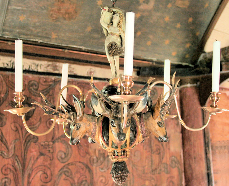 Fil:Undredal kyrkje, lysekrone, AMH 2011.jpg