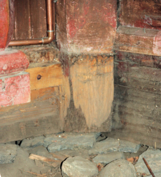 Fil:Undredal kyrkje, søraustre hjørnestolpe, AMH 2012.jpg