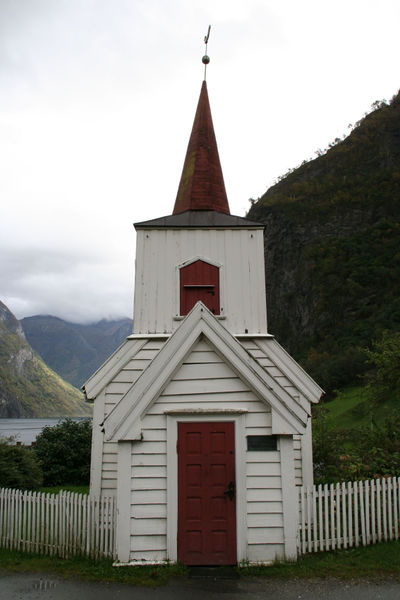 Fil:Undredal kyrkje, vestfasade, AMH 2011.jpg