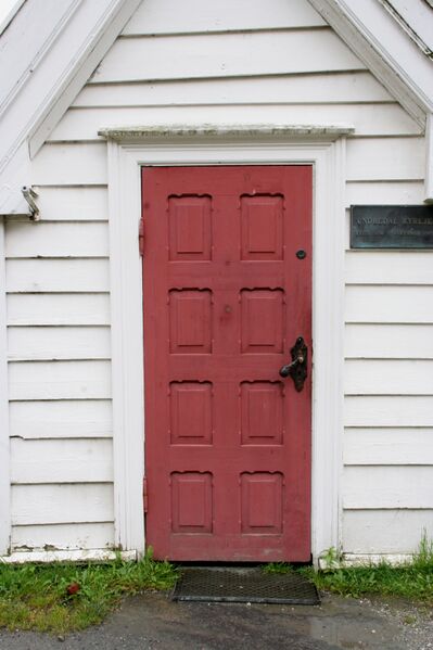 Fil:Undredal kyrkje, vestinngangen, AMH 2011.jpg