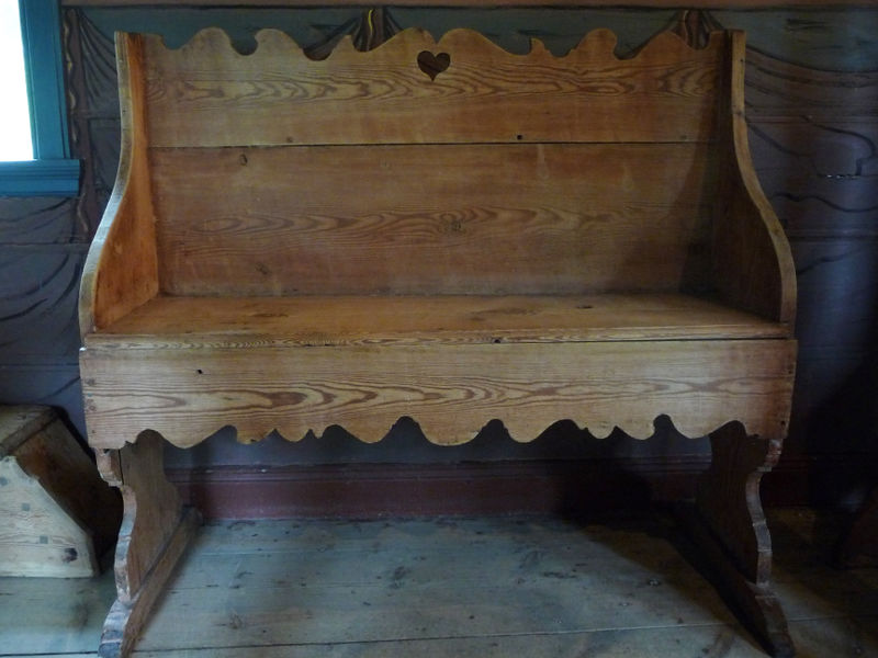 Fil:Undredal kyrkje brudebenk EA2011.jpg