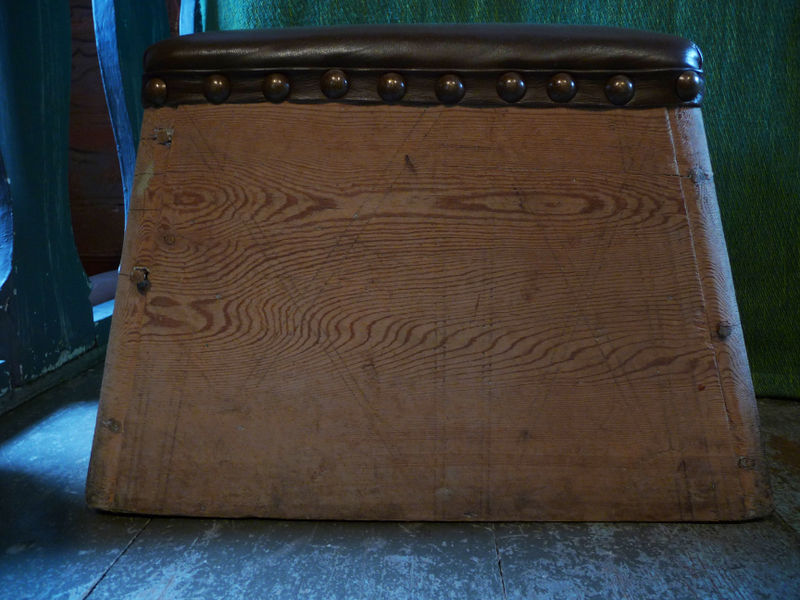 Fil:Undredal kyrkje keleskammel2 EA2011.jpg