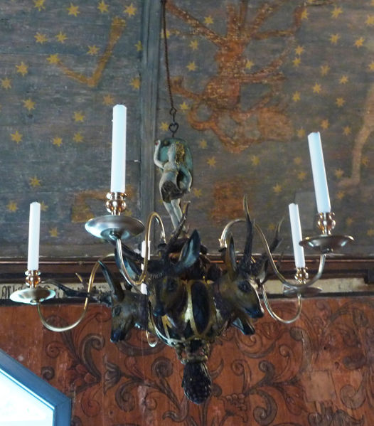 Fil:Undredal kyrkje lysekrone EA2011.jpg