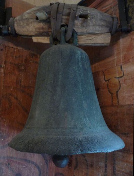 Fil:Undredal kyrkje middelalderklokke EA 2011.jpg