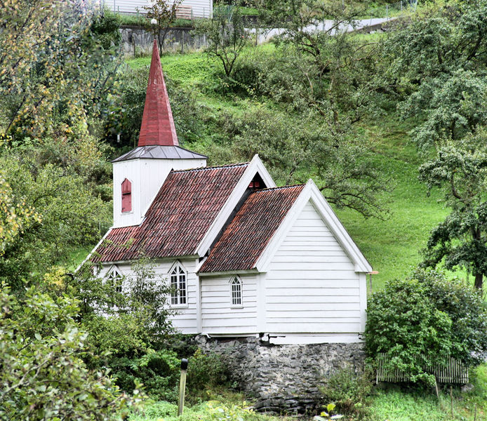 Fil:Undredal kyrkje sett frå søraust, AMH 2011.jpg