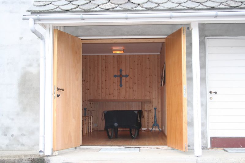 Fil:Utne bårerom i gamleskulen, AMH 2006.jpg