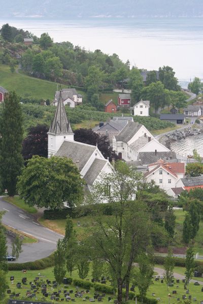 Fil:Utne kyrkje plassering i bygda, AMH 2006.jpg