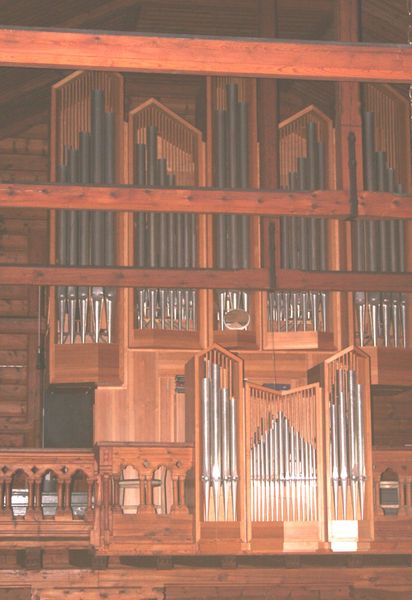 Fil:Utne orgelfasade (dårleg), AMH 2006.jpg