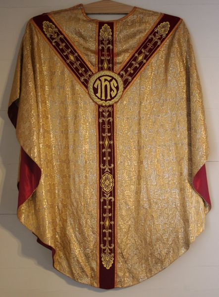 Fil:Utne parament messehakel d ryggside, AMH 2006.jpg