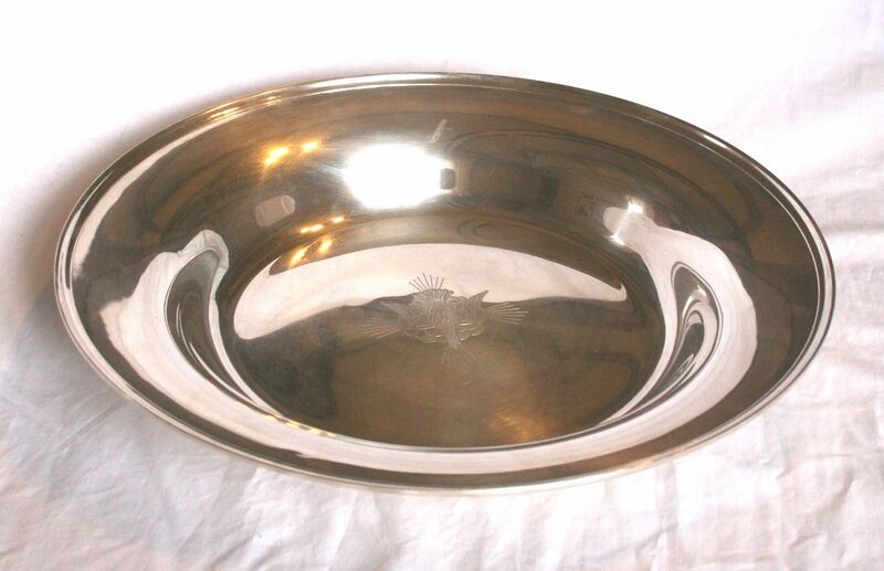 Fil:Utne rituelle kar dåpsfat, AMH 2006.jpg