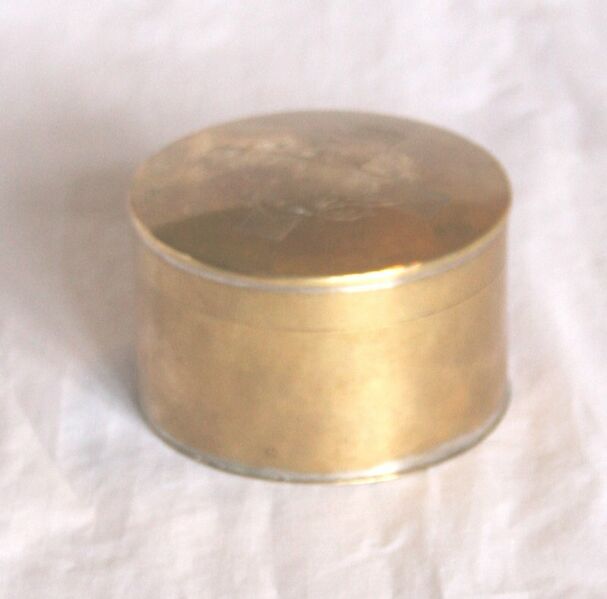 Fil:Utne rituelle kar oblatøskje (dårleg), AMH 2006.jpg