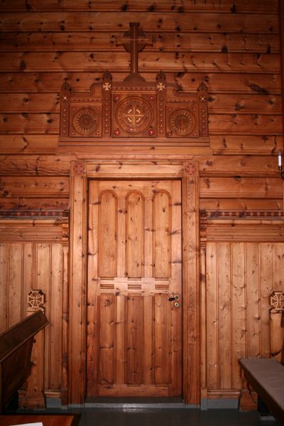 Fil:Utne sørportal med den gamle altartavla, AMH 2006.jpg