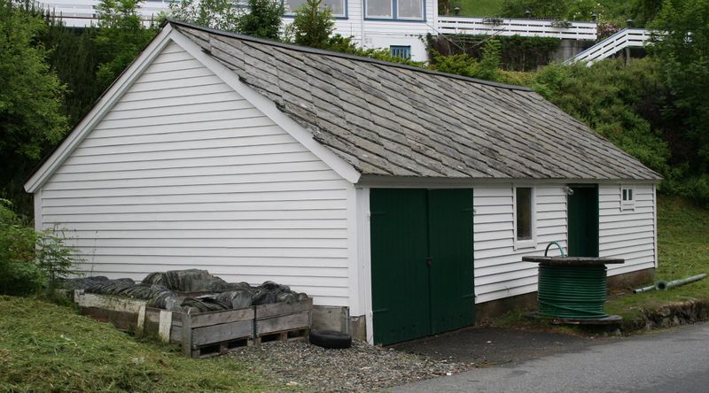 Fil:Utne tidlegare kyrkjestall sør for kyrkjegarden, AMH 2006.jpg