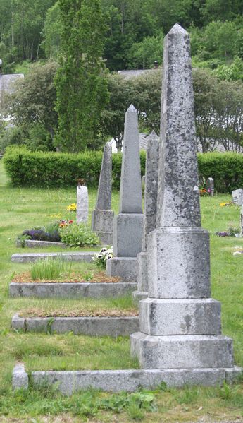 Fil:Utne verna gravminne 2, AMH 2006.jpg