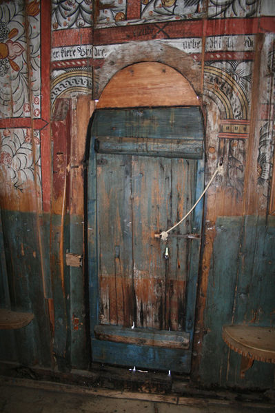 Fil:Uvdal stavkirke Dør til kor.jpg