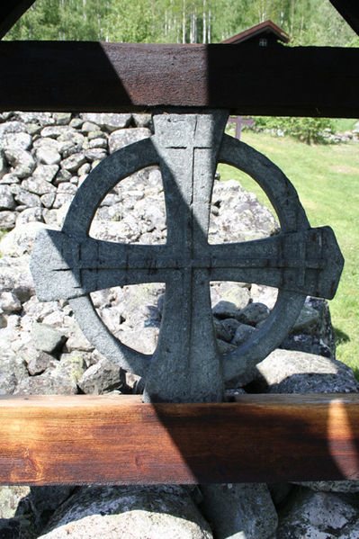 Fil:Uvdal stavkirke Kors i portal.jpg