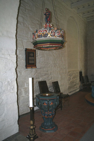 Fil:Våler kirke, Østfold Døpefont 4.jpg