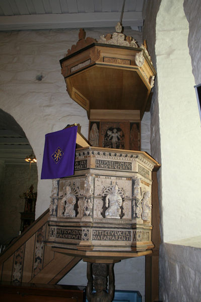 Fil:Våler kirke, Østfold Prekestol 2.jpg