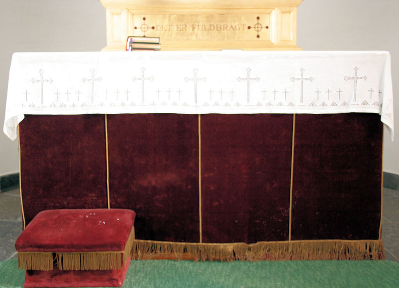 Fil:Vaksdal kyrkje, altarklede og kneleskammel, AMH 2008.jpg