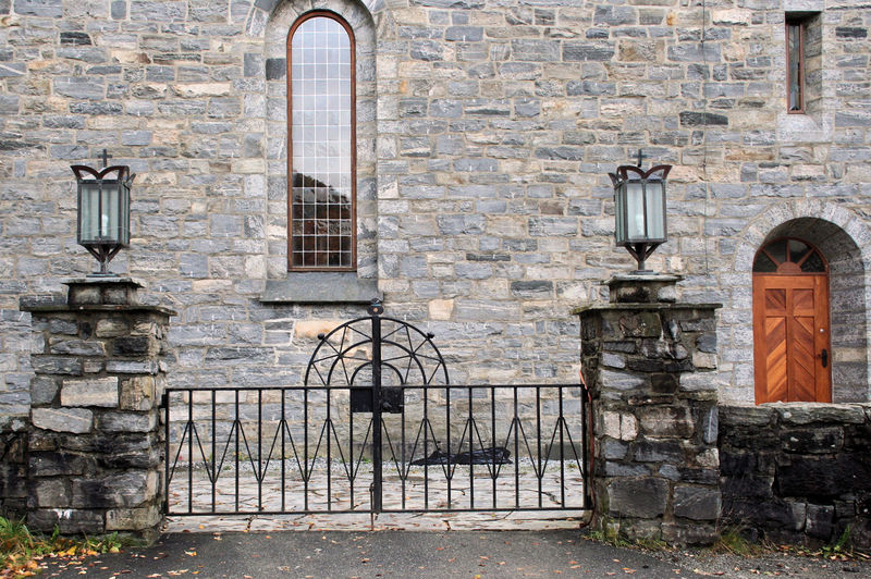 Fil:Vaksdal kyrkje, inngang frå nord, AMH 2008.jpg