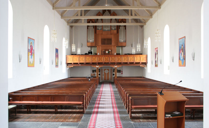 Fil:Vaksdal kyrkje, interiør mot vest, AMH 2008.jpg