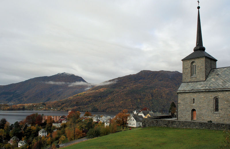 Fil:Vaksdal kyrkje, mot Osterøy, AMH 2008.jpg