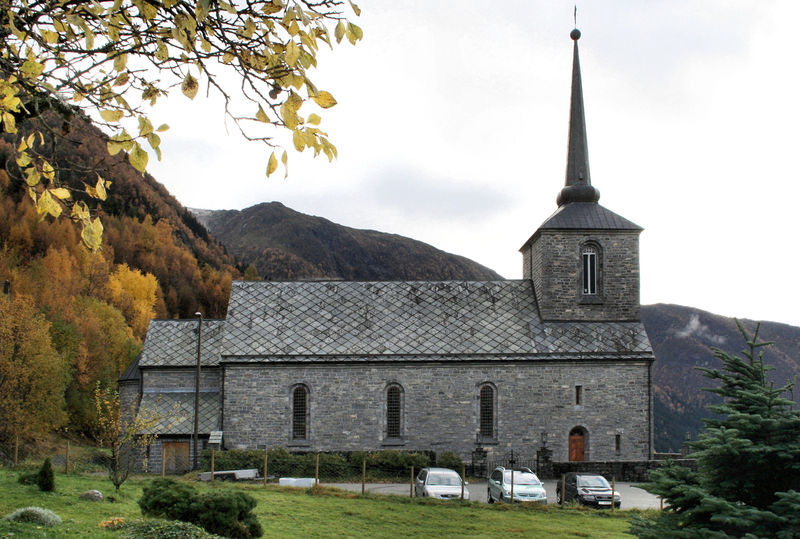 Fil:Vaksdal kyrkje, nordfasade, AMH 2008.jpg