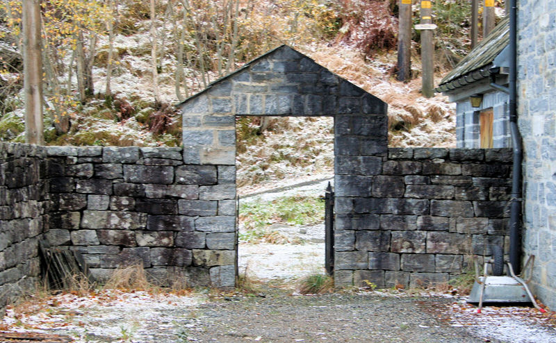 Fil:Vaksdal kyrkje, port i nordaust, AMH 2008.jpg